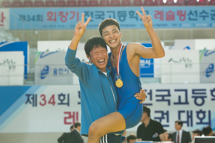 ユ・ヘジン主演『レッスル！』 韓国映画界の奇面組！レスリング父子の愛と絆を描く