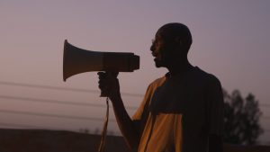 独裁政権下のスーダンで映画撮影は犯罪だった……おじいさん監督の魂に勇気が湧く！『ようこそ、革命シネマへ』