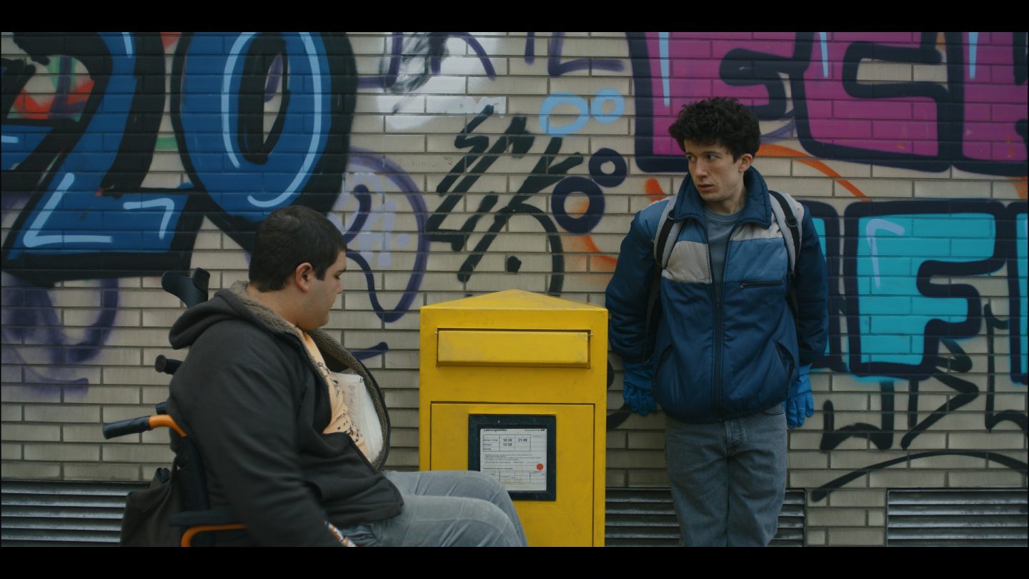 高校生が“麻薬密売”で大成功⁉ Netflixドラマ『ドラッグ最速ネット販売マニュアル』はノンフィクションコメディ | ドラマ |  BANGER!!!（バンガー） 映画愛、爆発!!!