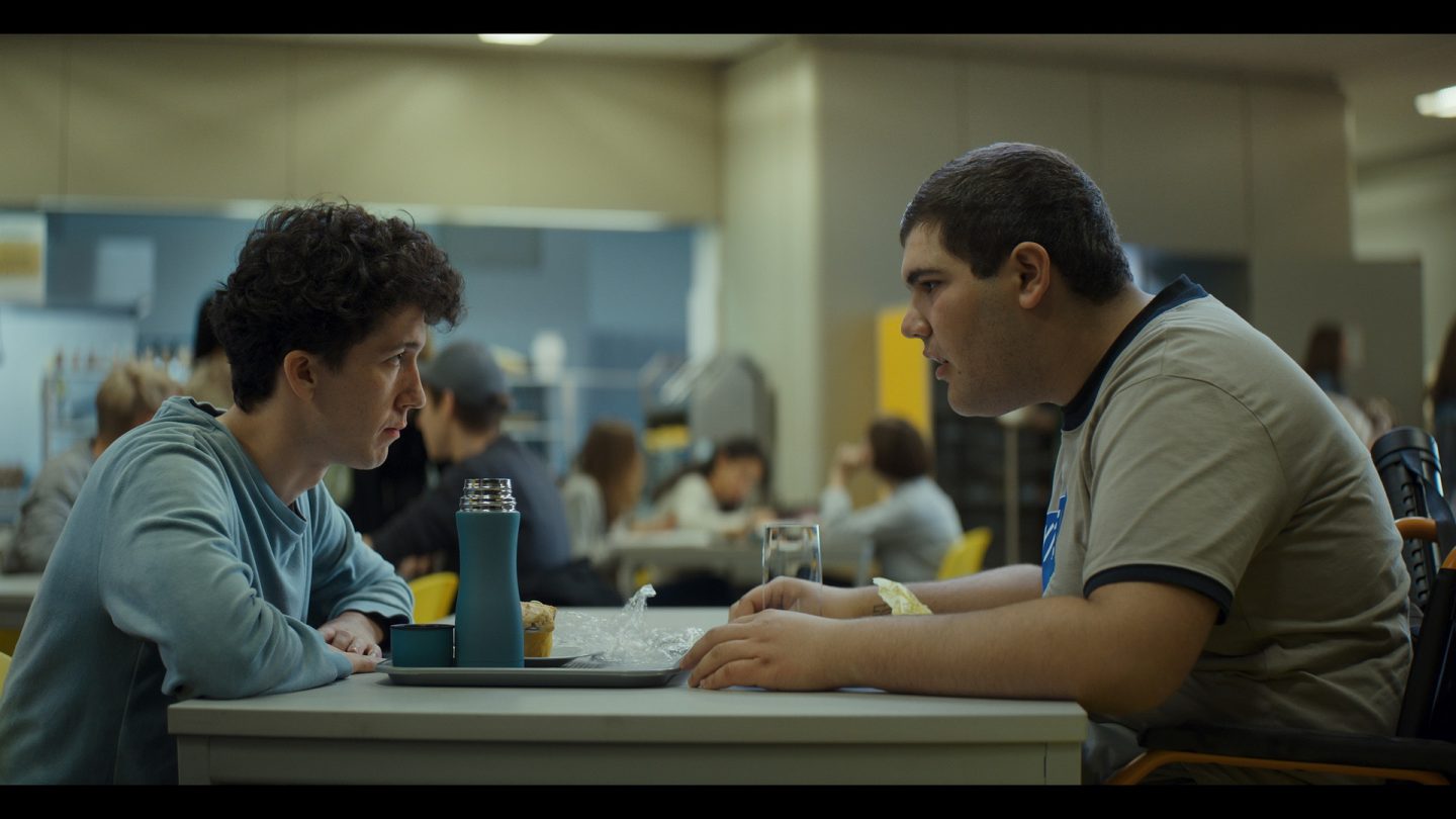 高校生が“麻薬密売”で大成功⁉ Netflixドラマ『ドラッグ最速ネット販売マニュアル』はノンフィクションコメディ | ドラマ |  BANGER!!!（バンガー） 映画愛、爆発!!!