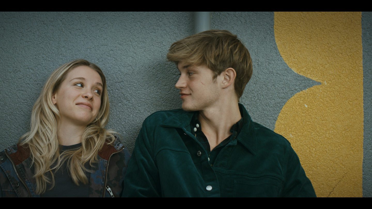 高校生が“麻薬密売”で大成功⁉ Netflixドラマ『ドラッグ最速ネット販売マニュアル』はノンフィクションコメディ | ドラマ |  BANGER!!!（バンガー） 映画愛、爆発!!!