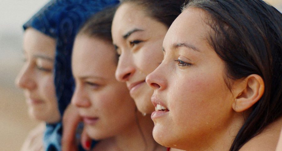 命がけで夢を追いかけた女性たちの物語！『パピチャ 未来へのランウェイ』が描く内戦下のアルジェリアの青春