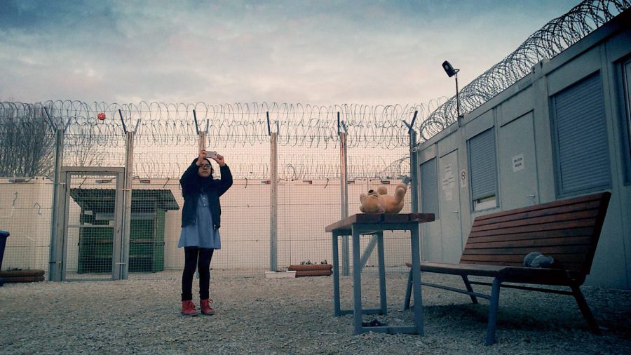 タリバンから死刑宣告された監督がスマホで撮影『ミッドナイト・トラベラー』はアフガン難民一家による決死のドキュメンタリー