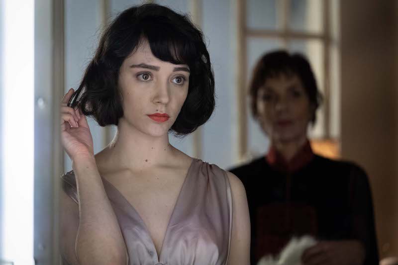 唯一の手掛かりは高級ドレス、殺人の動機は？ フランスの名匠パトリス・ルコント監督最新作『メグレと若い女の死』