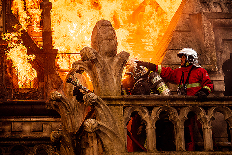 世界遺産大炎上“奇跡の救出劇”を98％再現！全編IMAXカメラで撮影『ノートルダム 炎の大聖堂』