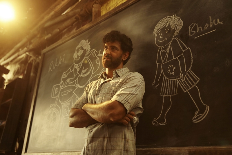 インド最難関校に続々合格させる神教師の実話『スーパー30 アーナンド先生の教室』はリティク・ローシャン主演「マサラン桜」な感動物語