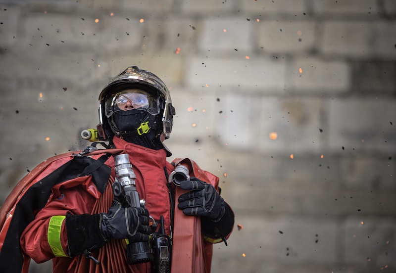 “あり得ない”状況から消防士たちが起こした奇跡とは？ 再現率98%『ノートルダム 炎の大聖堂』撮影の裏側を公開