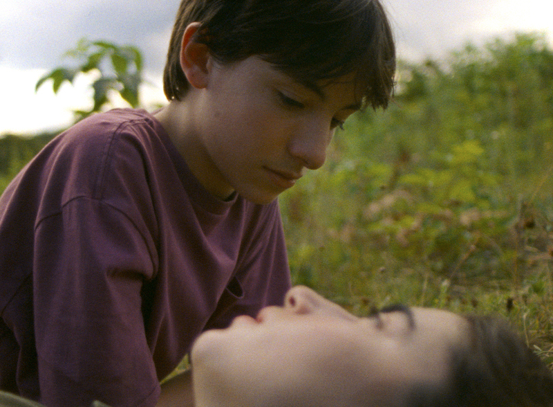 “想像し得ない結末”に心を奪われる、全く新しい青春映画の傑作 シャルロット・ル・ボン初長編作『ファルコン・レイク』