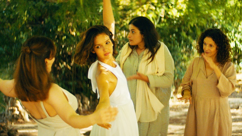 暴漢に襲われ夢と声を奪われた少⼥の“再⽣”を描く 『裸⾜になって』 リナ・クードリの全⾝全霊ダンスが観る者に語りかける本編映像