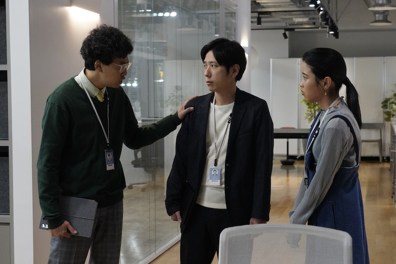 リリー・フランキー、二宮和也は「毎回素晴らしい。稀有な俳優さんだと思う」個性豊かな人物が揃う『アナログ』場面写真