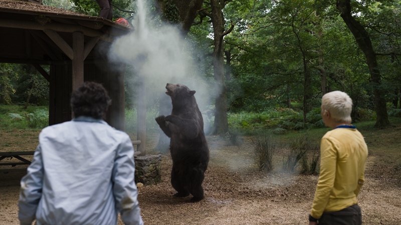 密輸コカインを食べて狂暴化してラリったクマは“死んだフリ”してる男をどうするか？『コカイン・ベア』