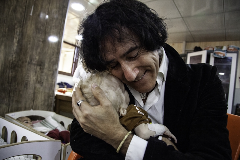 娘がイスラム国に参加し死亡、遺された7人の孫を救う命がけの旅を追った真実のヒューマンドラマ『“敵”の子どもたち』全国公開中