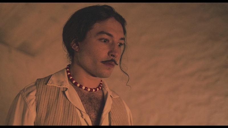 いけない大人の遊園地〈ダリ・ランド〉へようこそ 『アメリカン・サイコ』監督×エズラ・ミラー『ウェルカム トゥ ダリ』本編映像解禁