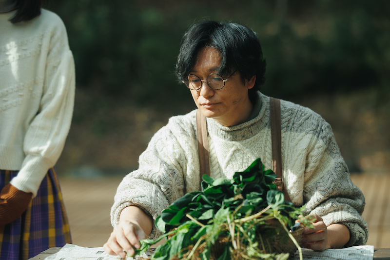 名優・井浦新が家庭菜園とピアノが趣味の“癒し系おっさん”を好演『つんドル』新場面写真が解禁