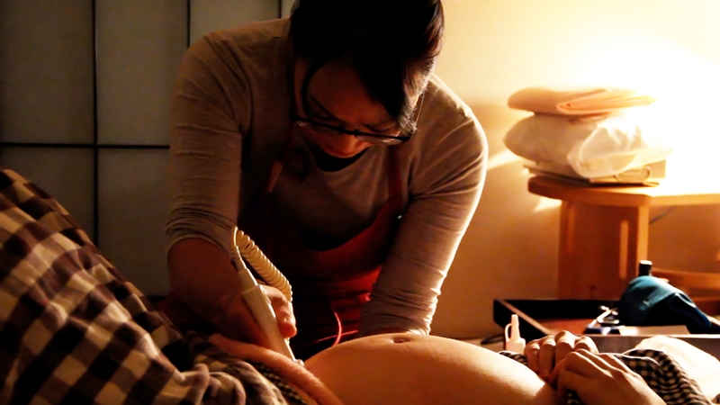 「待って待って待って、待った結果が“命”だからね、いい仕事でしょ？」自然分娩を選択した女性たちと助産師を見つめるドキュメンタリー『1％の風景』