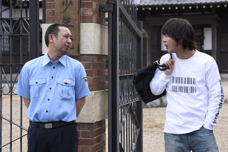 オラつく伝説の超不良を制する！？『OUT』少年院の教官役、千鳥・大悟の登場シーン「可愛げのないやっちゃのう～」