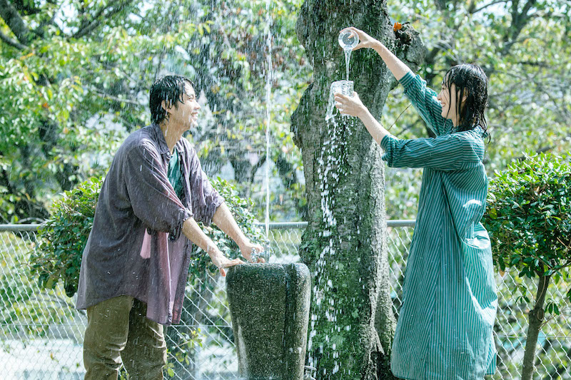 新垣結衣＆磯村勇斗が水飲み場で楽しげに戯れる、多幸感溢れる開放的なワンシーン『正欲』Vaundyの主題歌入り最新映像