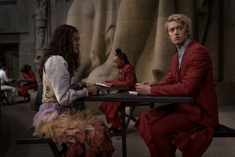 絶体絶命のルーシー・グレイをドローンで救う “教育係とプレイヤー”の協力プレイが胸熱過ぎる！『ハンガー・ゲーム0』本編シーン