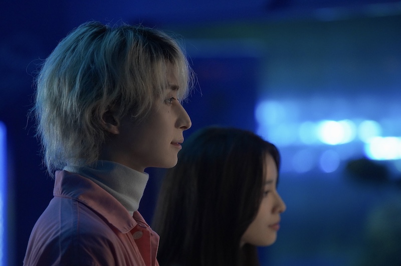 「いつもだったらピンクが似合うのに」「ものすごく違和感」佐久間大介(Snow Man)のピンクジャケット姿に反響『マッチング』新場面写真