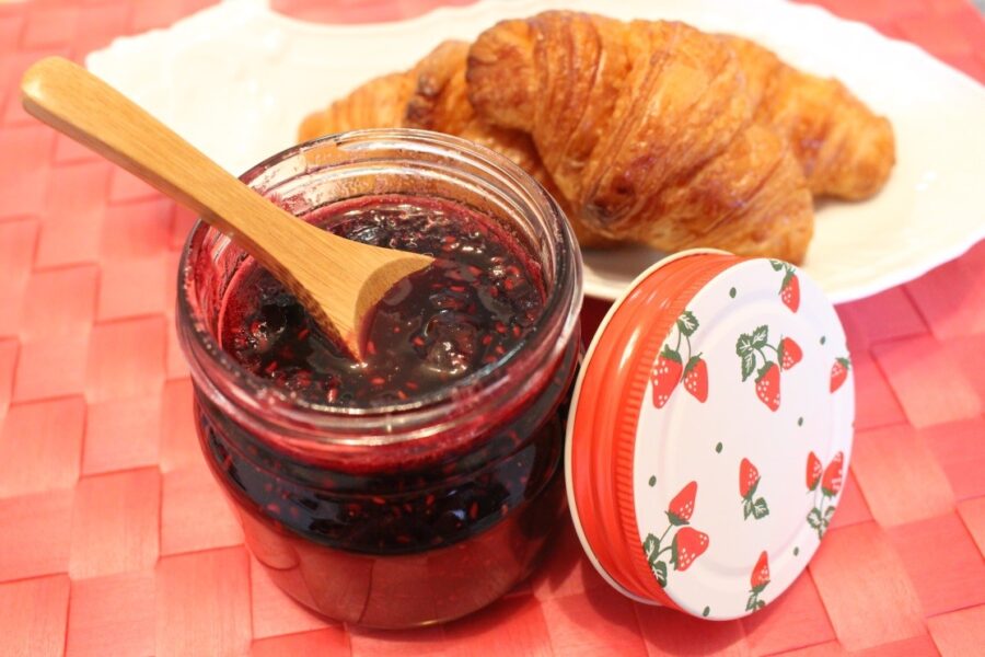 「美しすぎる暗殺者」も朝食はジャムにパン？4月20日「ジャムの日」に作りたい『ニキータ』のミックスベリージャム【映画メシ #31】
