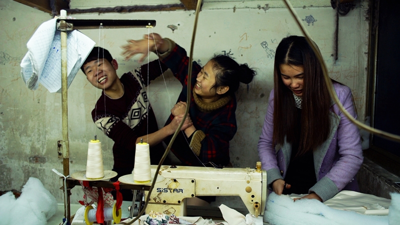「メイド・イン・チャイナ」の素顔とは？過酷労働の裏で紡がれる若者たちの日常とらえた『青春』 中国ドキュメンタリーの巨匠ワン・ビン最新作