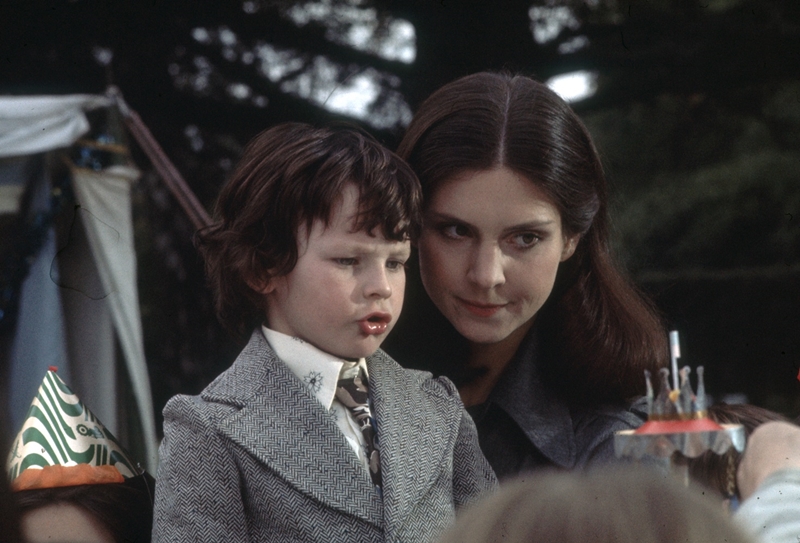 ホラー映画の金字塔『オーメン』の“怖さ”を復習！最新作『オーメン：ザ・ファースト』公開記念「悪魔の子」誕生の謎プレイバック