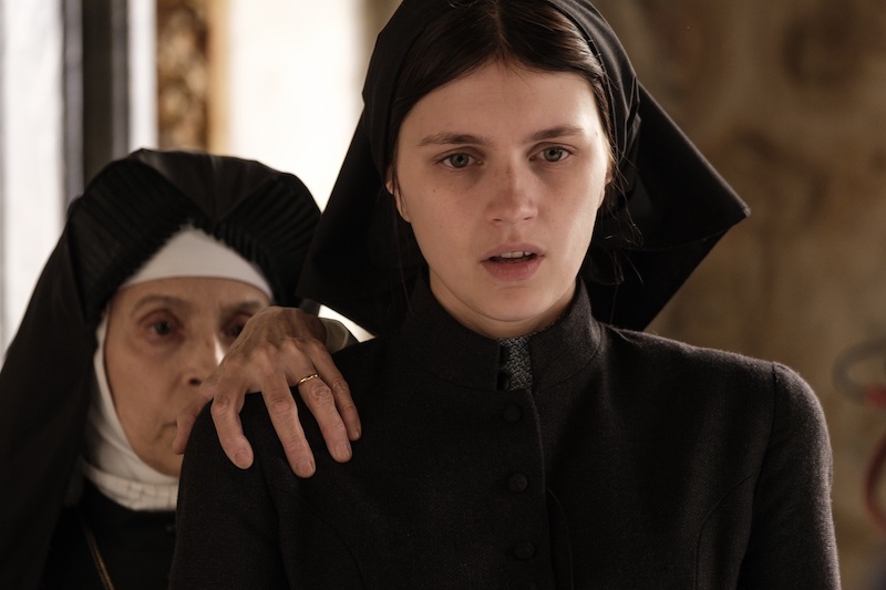 「見事に作り込まれた傑作」と絶賛！謎のカルテ、赤ん坊の写真、背後に迫る影『オーメン：ザ・ファースト』見どころを語るインタビュー映像