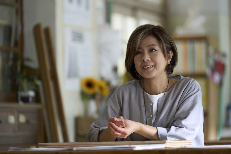 原作再現度の高さにファンの期待値爆上がり！『ブルーピリオド』佐伯先生(薬師丸ひろ子)と大葉先生(江口のりこ)の場面写真解禁