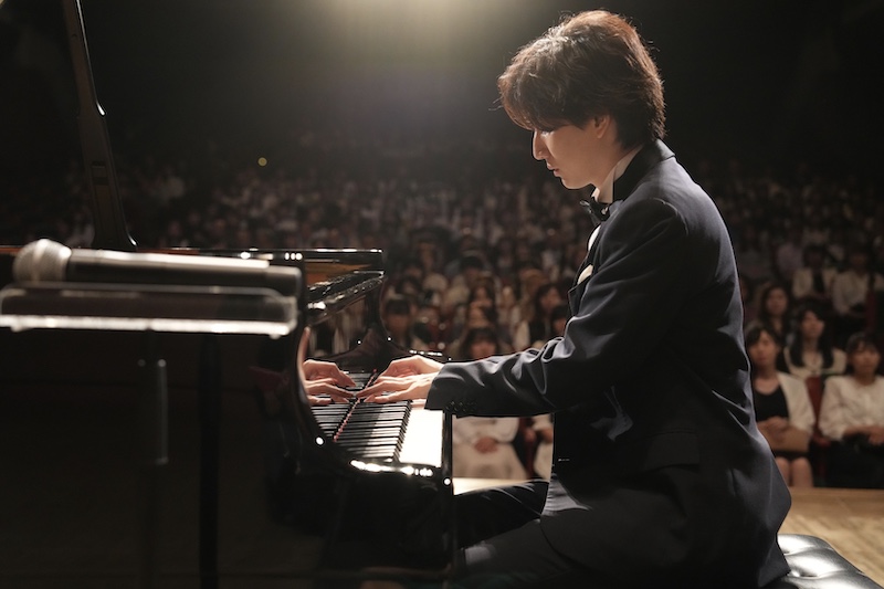 「今回初めてとは思えない」ピアノ演奏に挑む、京本大我(SixTONES)＆古川琴音のシーンを切り取った場面写真『言えない秘密』