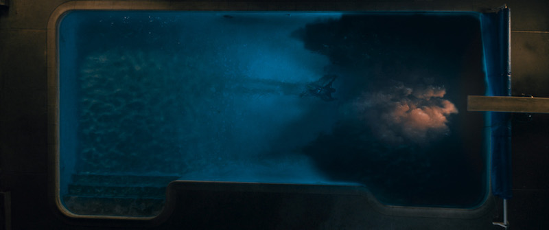 「怖すぎる。観に行く自信がない」「足元に何かを感じる」もう、夜はプールに入れなくなる！？『ナイトスイム』特別映像