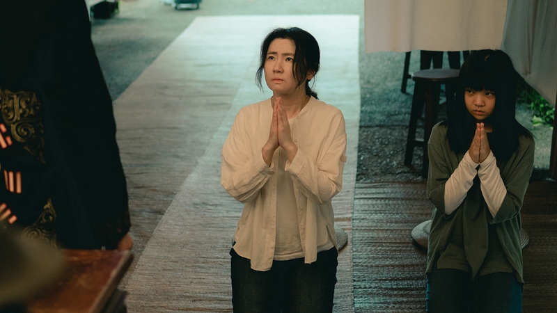 不穏すぎる「最悪の家族会議」開催！台湾を震撼させた〈初七日〉ホラー映画『呪葬』の“母娘受難”本編映像が解禁【シネマートほか本日より公開】