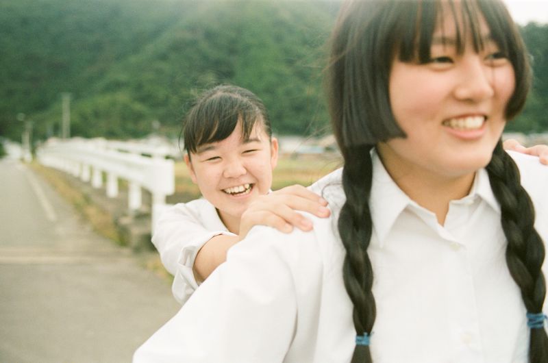 16mmフィルムで10年かけて子供たちを撮影する、奇跡のプロジェクト「刻」から生まれたオムニバス映画『満月、世界』