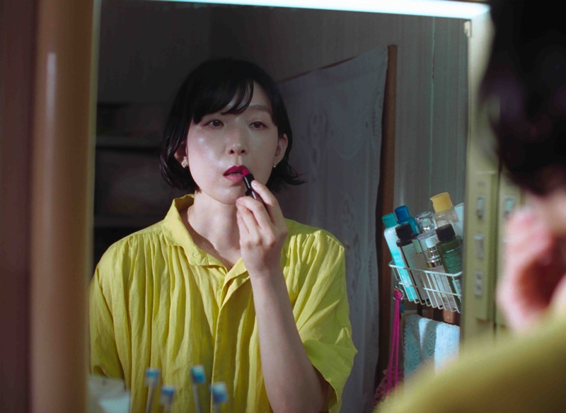 江口のりこ演じる人妻が“乱れる”場面写真解禁！なぜ泥だらけで床下に横たわる？『愛に乱暴』に著名人から絶賛コメントも続々