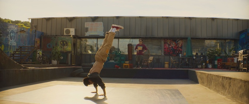 ワン・イーボー、ブレイキンで高難易度“エルボーエアートラックス”を披露『熱烈』本編シーン