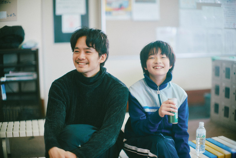 “鬼コーチ”装う池松壮亮に越山敬達＆中西希亜良が爆笑！『ぼくのお日さま』氷上を滑りながら撮影するメイキング映像