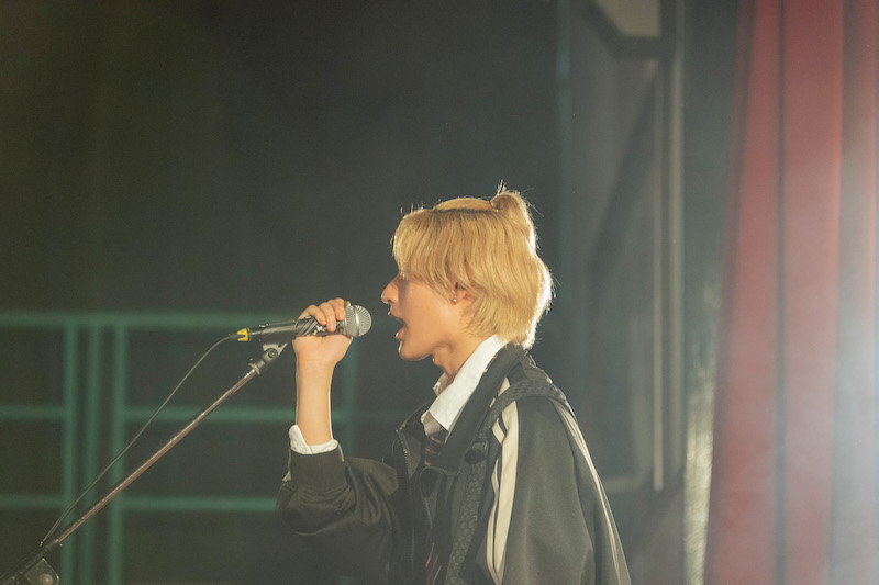 「感動した」「最後の曲が良すぎる」と大反響！猪狩蒼弥、約600人の生徒を前に堂々熱唱『恋を知らない僕たちは』ライブシーン