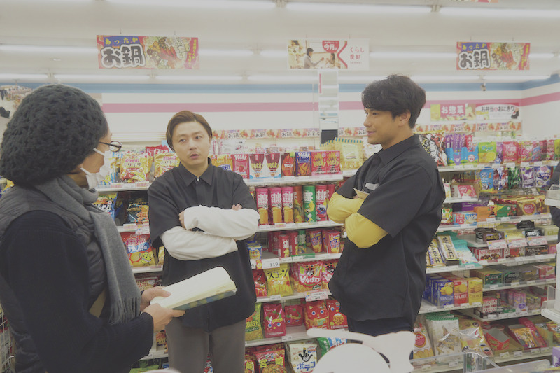 クレーンゲームに夢中な堂本剛や、綾野剛らと談笑する場面も『まる』貴重なメイキング＆オフショット