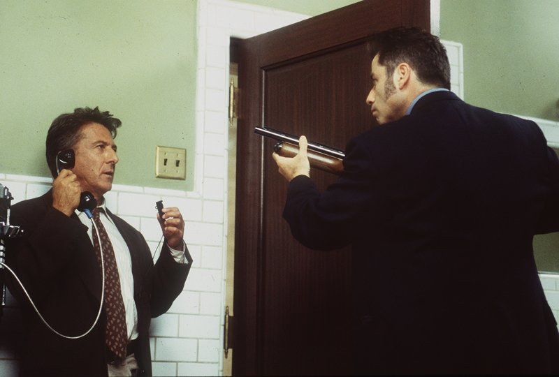 「立てこもり強盗事件」現場に居合わせた記者は、なぜ犯人と心を通わせたのか？結末に絶句する『マッド・シティ』の衝撃