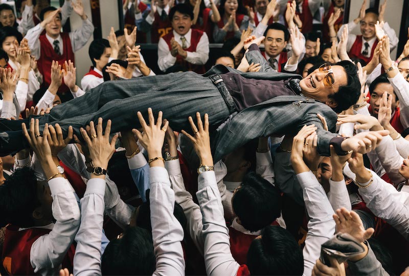 株価爆上げで狂喜乱舞！詐欺師トニー・レオンのダンスも飛び出す『ゴールドフィンガー 巨大金融詐欺事件』本編映像