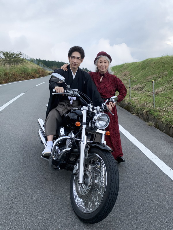 「草笛さんとの共演は光栄」ディーン・フジオカと草笛光子の2ショットメイキングカット解禁『アンジーのBARで逢いましょう』