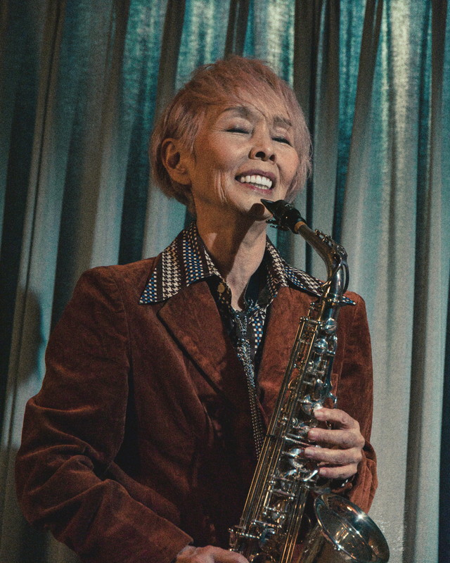 「家族への想いが溢れる一曲」研ナオコが20年以上ぶりにサックスに挑んだ本編映像とメイキング写真が解禁『うぉっしゅ』
