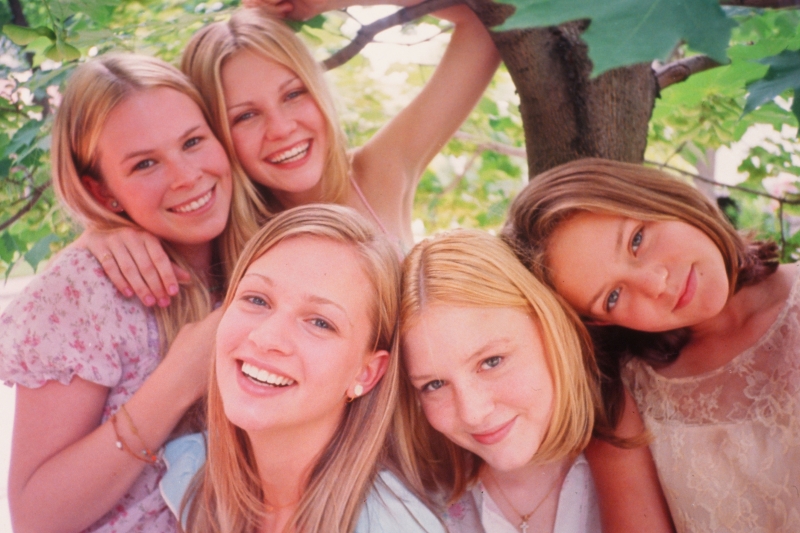 「ダウナー青春映画の名作」「音楽も完璧」記憶に焼きつく思春期のミステリー『ヴァージン・スーサイズ』