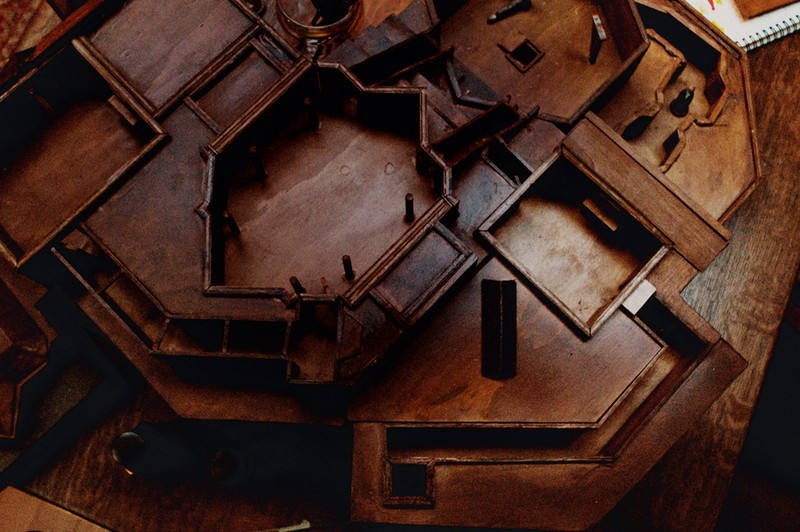 「気味悪さを出さず、普通に見えるようにした」ヒュー・グラントら出演キャストたちが語るインタビュー映像『異端者の家』