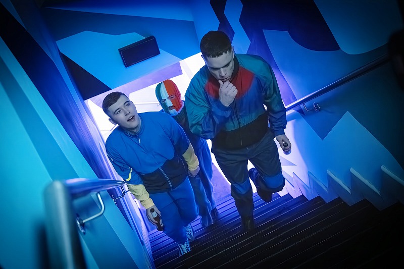 過激なリリックとパフォーマンスで注目を集めるヒップホップ・トリオの半生描く『KNEECAP/ニーキャップ』