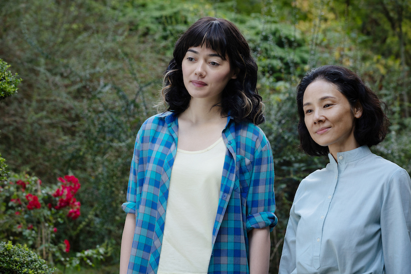 娘が母の物語の中に見つけた“嘘”とは？吉田羊＆カミラ・アイコ、母娘の重要な会話を捉えた『遠い山なみの光』本編映像