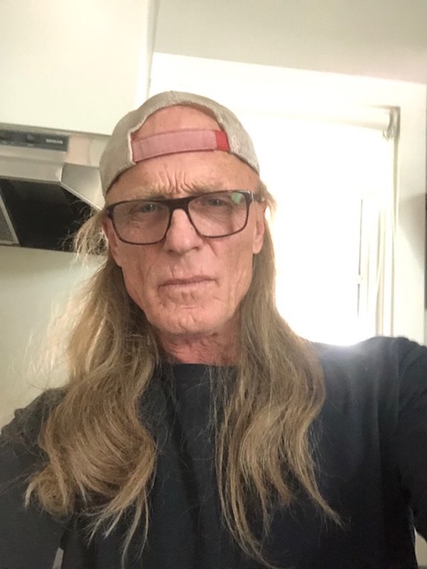 「これは普通の映画ではない」乱射＆絶叫、そして“カブトムシ”を丸かじり！“サイコな父”が暴れまくる『愛はステロイド』特別映像