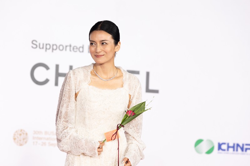 「韓国のエンターテインメントに対する情熱を感じた」柴咲コウ、“釜山国際映画祭”レッドカーペットに登壇『兄を持ち運べるサイズに』