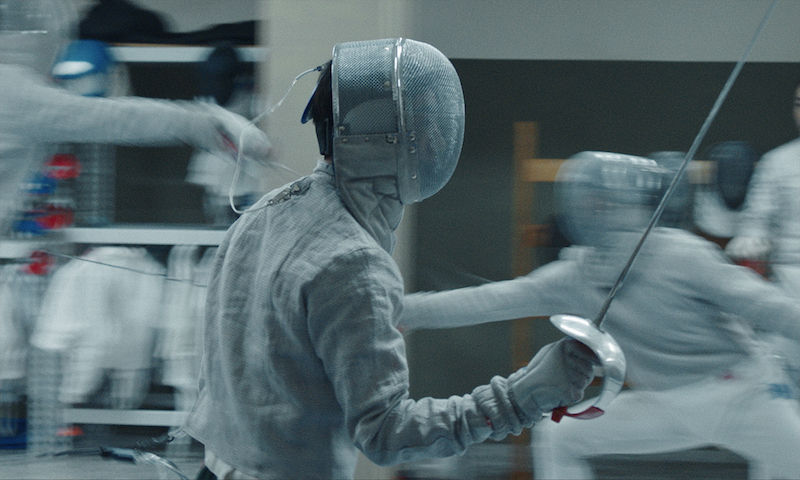 「剣のように鋭いサスペンス」「衝撃の展開に息をのむ」フェンシングを題材にした破滅的心理スリラー『ピアス 刺心』予告編