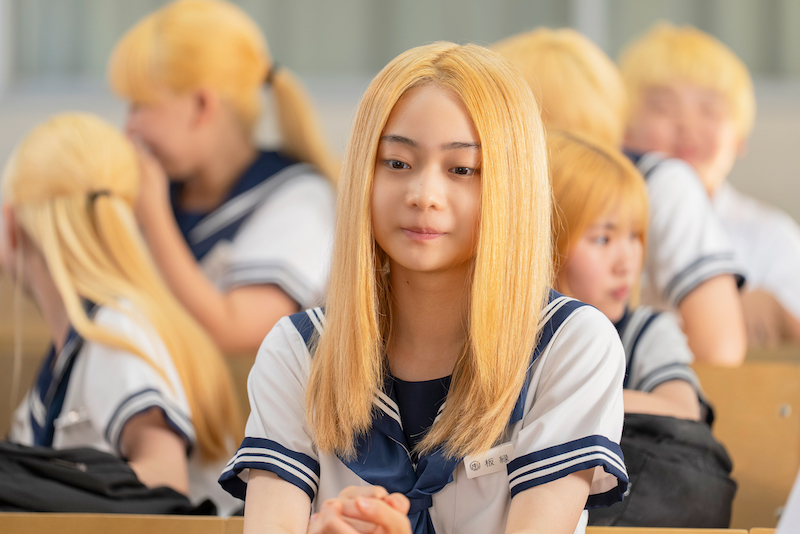 人生初の“金髪”に挑戦！最注目若手女優・白鳥玉季、“金髪デモ”の首謀者・板緑を熱演『金髪』フェイクニュース動画