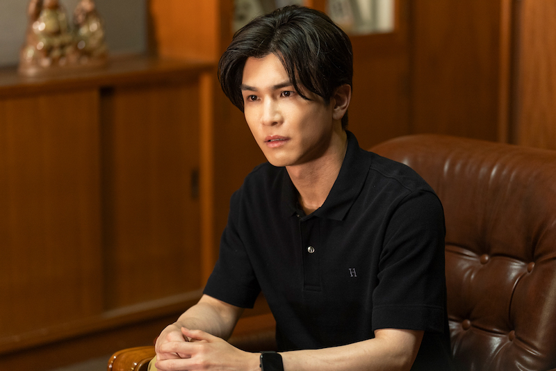 「イケメンすぎる」「ビジュやばい」と注目を集めた岩田剛典が、“中学校教師”として生きる世界線『金髪』場面写真